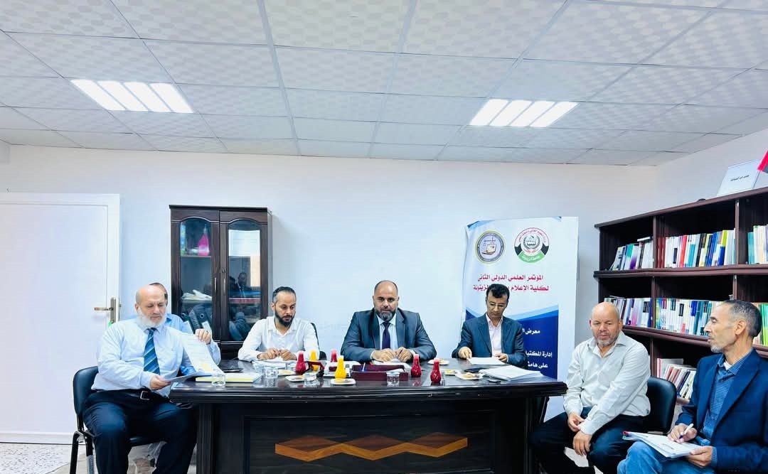 لجنة الدراسات العليا بكلية الإعلام – جامعة الزيتونة تعقد سيمناراً علمياً لمناقشة الخطط البحثية لطلبة الماجستير.